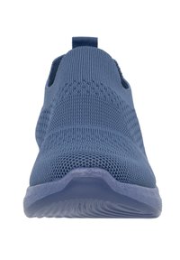 Zapatos slip-on de punto azul con una parte superior texturizada, un talón reforzado y una suela flexible translúcida que presenta patrones de tracción.