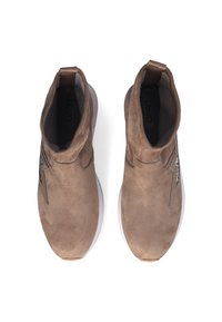Sneaker alla caviglia in suede marrone con una finitura liscia, una suola bianca e un'accattivante accentuazione decorativa. Progettate per comfort e facilità d'uso.