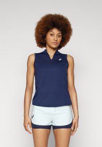Marineblaues ärmelloses Shirt mit V-Ausschnitt und hellblauen Shorts mit marineblauen Akzenten, das ein Asics-Logo auf der Brust und an den Shorts hat.