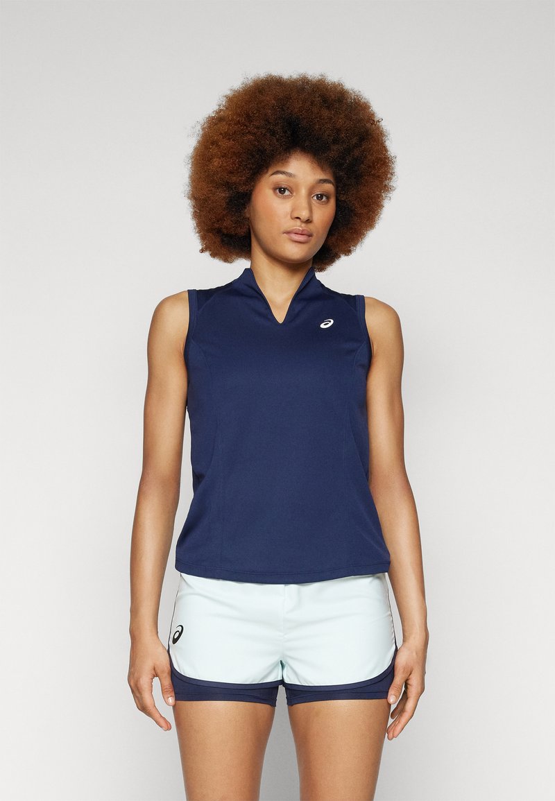 Marineblaues ärmelloses Shirt mit V-Ausschnitt und hellblauen Shorts mit marineblauen Akzenten, das ein Asics-Logo auf der Brust und an den Shorts hat.