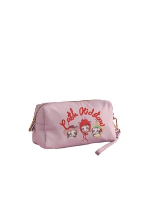 Světle fialový obdélníkový pouzdro se zipem, poutkem na zápěstí a třemi ilustrovanými kočkami s klobouky pod červeným textem "Cath Kidston".