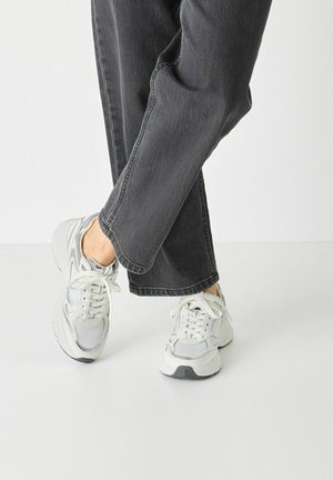 Tamaris Trainers - white silver