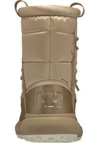 Béžová zateplená bota s lesklým povrchem, polstrovaným svrškem, výrazným logem, šněrováním a texturovanou podešví pro trakci na různých površích.