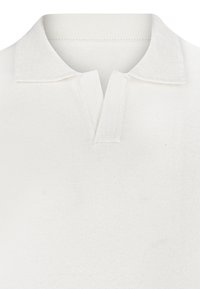 Weißes Poloshirt mit strukturiertem Kragen, kurzer Knopfblende und weichem Strickmaterial. Verfügt über klare Linien und minimale Designmerkmale.