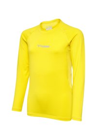 Langärmliges gelbes Sportshirt aus leichtem, glattem Stoff mit einem kleinen Logo auf der Vorderseite und robuster Naht an den Kanten.