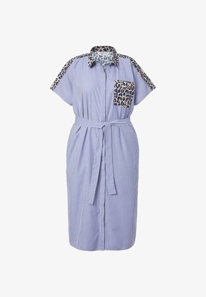 Raidallinen mekko, jossa on leopardikuosiset kaulus ja tasku, vyötärövyö, lyhyet hihat ja väljä malli. Valmistettu kevyestä kankaasta.