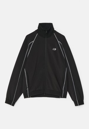 Sort zip-jakke med høj krave, hvid kontraststing langs sømmene, sidelommer og et broderet logo på brystet.