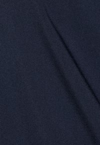 Tissu bleu marine avec une texture lisse, présentant un motif discret de tissage fin. Le matériau semble léger et flexible.