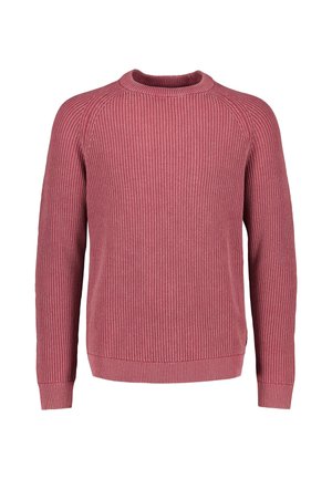 Sweter z długim rękawem z prążkowanego dziania w kolorze przydymionego różu z okrągłym dekoltem i dopasowanymi mankietami, prezentowany na jednolitym białym tle.