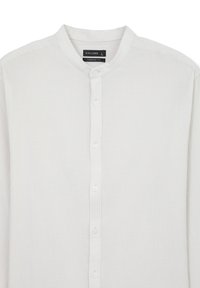 Weißes Comfort-Fit-Hemd mit Stehkragen, durchgehender Knopfleiste und dezentem Muster. Der Stoff wirkt leicht und glatt.