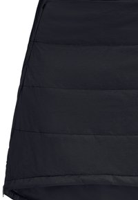 Zwarte geïsoleerde rok met horizontale quiltstiksels, een gladde textuur en een zijrits. Lichtgewicht materiaal ontworpen voor warmte.