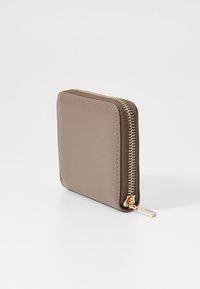 Portefeuille zippé en cuir marron avec une texture lisse, doté d'une fermeture éclair dorée et d'un tirette, de forme carrée et au design minimaliste.