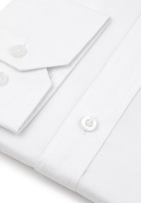 Biała koszula z teksturowanej tkaniny, z kołnierzykiem w kształcie szpiczastym i mankietami na guziki. Akcentujące guziki są białe i okrągłe, dopełniając projekt.