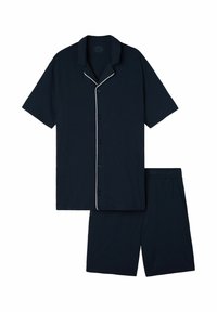 Conjunto de pijama de manga corta en color marino con ribete blanco, que incluye una camiseta con cuello y botones y pantalones cortos con cintura elástica. Material de algodón suave.