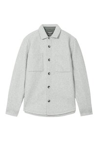 Chemise boutonnée en mélange de laine grise avec un col pointu, deux poches poitrine et des boutons noirs ; présente un tissu lisse et légèrement texturé.