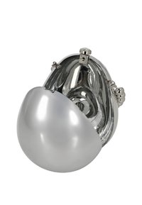 Metallisk sølv clutchtask med en glat, oval form, der har en skinnende finish og en lukning med lås. Indersiden har en reflekterende overflade.