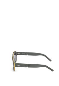 Harmaat aurinkolasit, joissa on ainutlaatuinen aaltoileva muotoilu, mustat linssit ja keltaisia yksityiskohtia rungon varrella. Temppeleet on varustettu teksturoiduilla yksityiskohdilla.