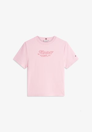 Hele roosa puuvillane T-särk ümara kaelusega, lühikeste varrukatega ja esiküljel punase tikandi "TOMMY HILFIGER, CO." logoga. Varruki peal on lisatud logodetailid.