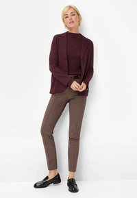 BRAX STYLE LILLYTH NEW - Stoffhose - cranberry