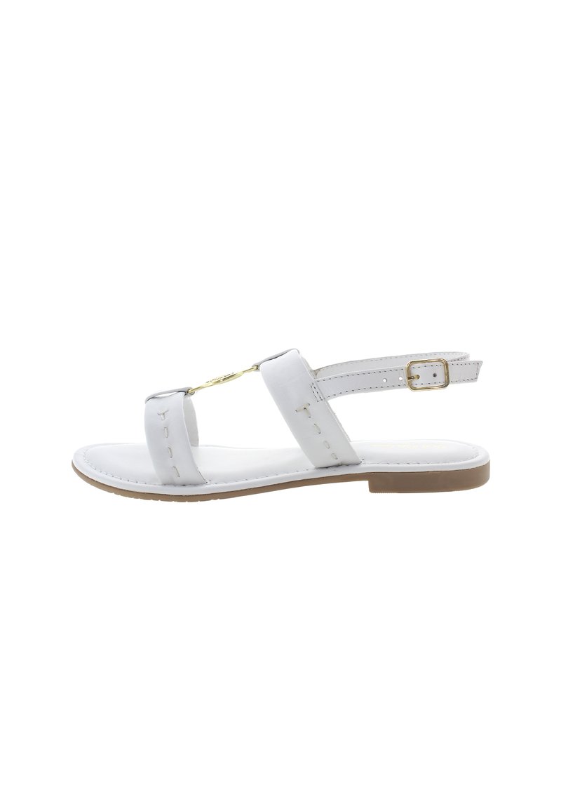 Bílé sandály se dvěma širokými pásky a sponou kolem kotníku, vybavené zlatými detaily, plochou podrážkou a prošitím podél okrajů.