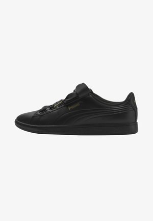 Czarny niski sneaker Puma z przodu na sznurowadła, gładką skórzaną cholewką i płaską gumową podeszwą, widoczny z boku.