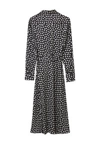 Schwarzes Kleid mit weißen Punkten, langen Ärmeln, einem Kragen und einem Bindegürtel in der Taille, aus einem glatten Stoff gefertigt.