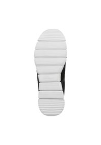 Baskets noires avec une semelle en caoutchouc blanc texturé. Présente des stries et des rainures horizontales pour une meilleure traction. Pas de logo ou d'accents visibles.