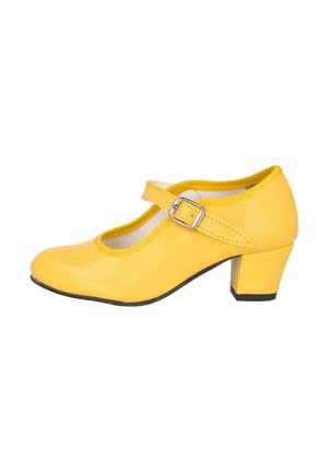 Zapato Mary Jane de cuero amarillo con punta redonda, correa ajustable y hebilla plateada, sobre un tacón cuadrado, con una textura lisa.