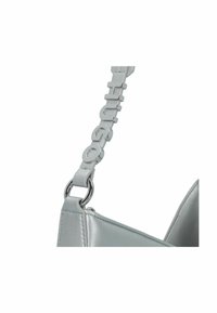 Zilveren nep leren tas met een opvallende band met gegraveerd merk, metalen hardware en een gladde textuur. De hoek laat het detail van de bandbevestiging zien.