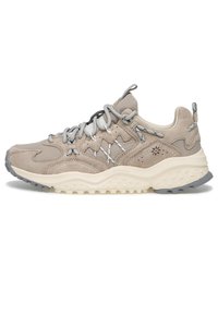 Beżowe zamszowe sneakersy o teksturowanym wykończeniu, z białymi akcentami, szarymi sznurowadłami oraz grubą, wzorzystą podeszwą zapewniającą przyczepność i wsparcie.