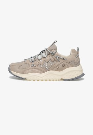 Sneaker beige in suede con finitura testurizzata, dettagli bianchi, lacci grigi e suola chunkyb con motivo per trazione e supporto.
