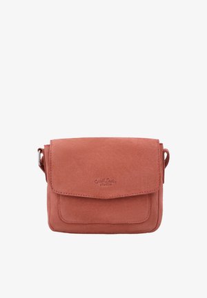 Malá obdĺžniková kožená crossbody kabelka farby hrdze s predným chlopňou a nastaviteľným popruhom, logo značky vyrazené v strede chlopne.