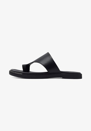 Schwarze Slip-On-Sandale mit breitem Riemen und offenem Zehendesign, ausgestattet mit einer flachen Sohle und minimalen Steppnähten.