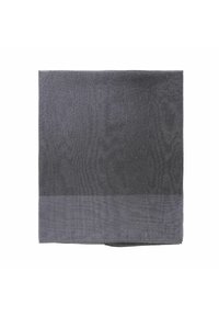 Tissu gris avec une surface texturée, présentant une teinte plus sombre et un bord lisse en bas. Forme rectangulaire, tissu doux.