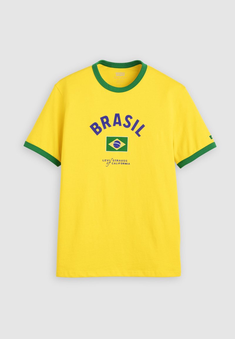T-shirt jaune à manches courtes avec col et poignets verts, texte "BRASIL", drapeau du Brésil et logo Levi Strauss of California sur le devant.
