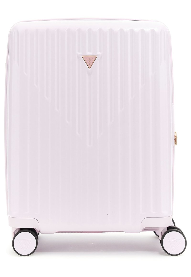 Valigia rigida rosa con righe verticali, accessori in oro e quattro ruote nere. Presenta un logo triangolare sulla parte frontale.