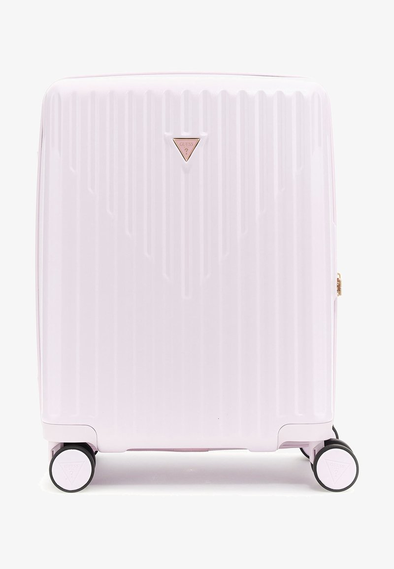 Valigia rigida rosa con righe verticali, accessori in oro e quattro ruote nere. Presenta un logo triangolare sulla parte frontale.