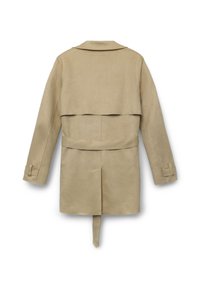 Cappotto trench in suede beige con maniche lunghe, apertura posteriore, cintura attaccata, patta antipioggia e dettagli con cinghie sui polsini delle maniche, mostrato da dietro.