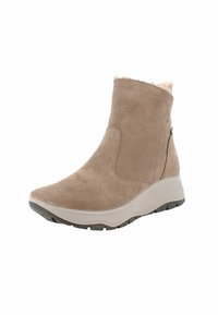Stivaletto beige in suede con tomaia texturizzata, punta appuntita e morbido rivestimento in pelliccia. Presenta una suola leggermente imbottita per il comfort.