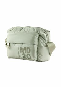 Sac bandoulière matelassé vert clair avec fermeture éclair, portant le texte "MD 20" en vert plus foncé. Comprend une sangle texturée et un détail de ferrure circulaire.