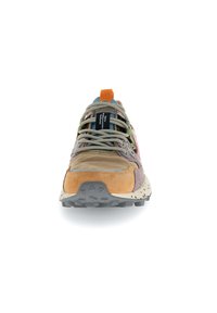 Multikleurige sneaker met leren en ademend materiaal, een gespikkelde tussenzool, gestructureerde veters en een oranje trekband op de hiel.