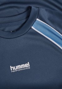Marinblå sportt-shirt med rund hals, med ljusblå sidodetaljer och vit text med märkeslogotypen "hummel PERFORMANCE" fram.