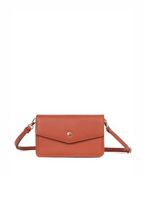 Prostokątna skórzana torebka na ramię w kolorze rdzy z regulowanym paskiem i przednią klapką zabezpieczoną małym, okrągłym złotym guzikiem.
