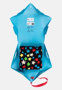 Calzino nero con un motivo di stelle e punti multicolori, confezionato in una scatola blu a forma di stella con una maniglia di nastro rosso.