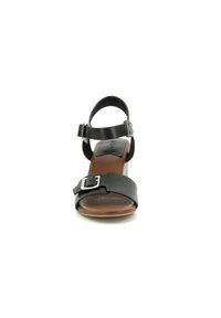 Sandal in pelle nera con una fascia larga caratterizzata da una fibbia argentata, cinturino alla caviglia regolabile e sottopiede testurizzato marrone. Design a tacco basso.