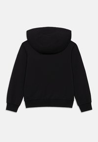 Sudadera con capucha negra de textura suave, mangas largas y un ajuste relajado. Presenta un diseño sencillo sin patrones adicionales.