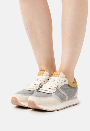 Trainers - grey