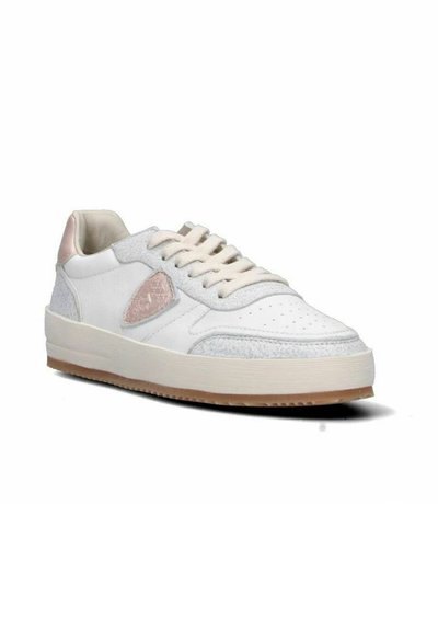 Hvide sneakers med en struktureret overdel, lyserøde accenter, perforeret tå og en bleg ydersål med et mønstret greb for godt fodfæste.