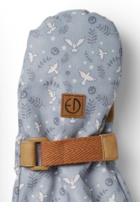 Helleblaue Handschuhe mit einem wiederholten Muster von Tauben und Blättern. Enthält einen braunen Riemen und ein hellbeiges Logo-Emblem zum Verschließen.