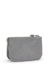 Portefeuille en tissu gris avec fermeture éclair, forme arrondie et détails de couture visibles ; conçu pour une organisation compacte.